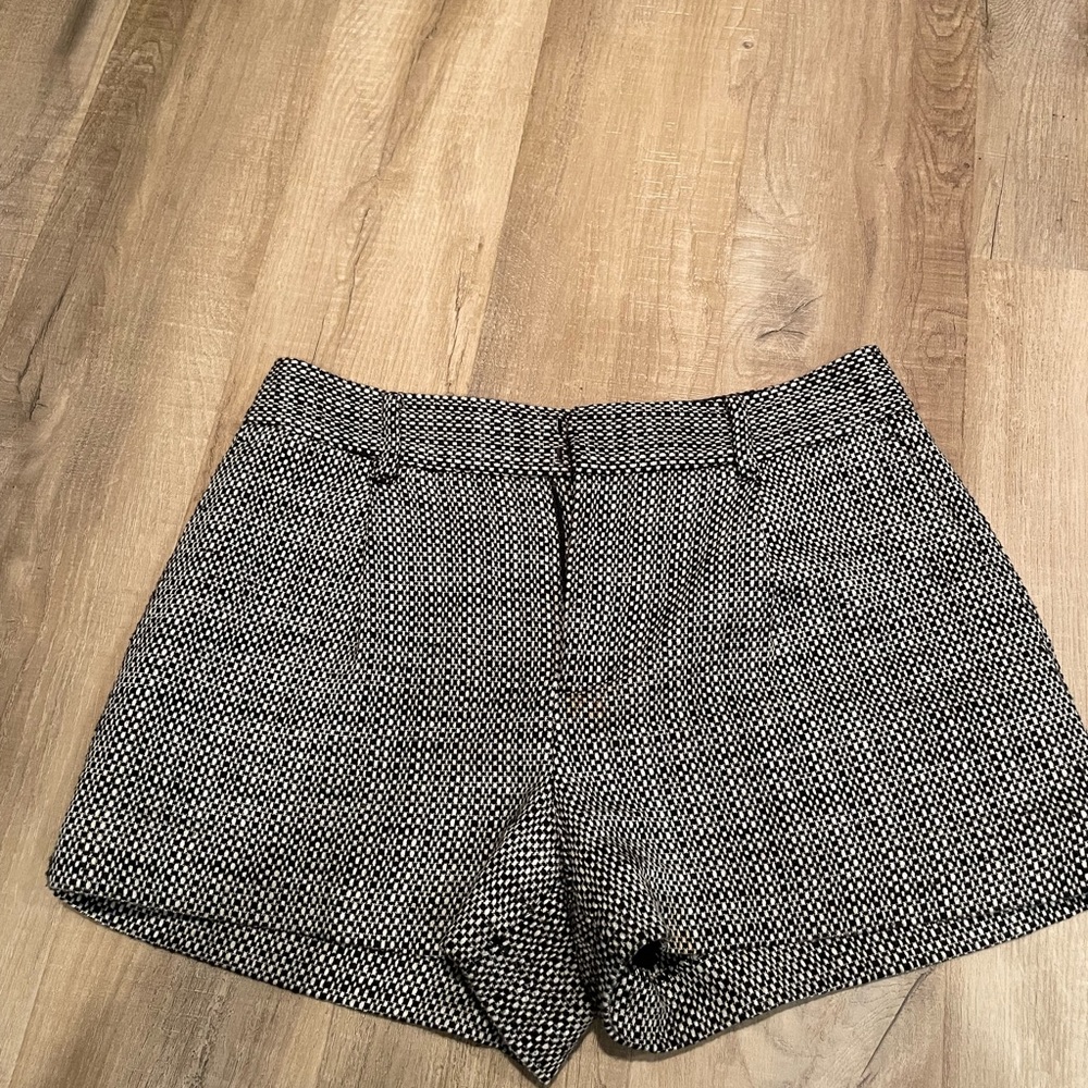 Banana Republic classy black and white pattern short in size 2P